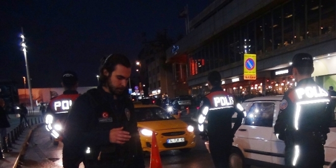 Polis Taksim Meydanı'nda kuş uçurtmadı