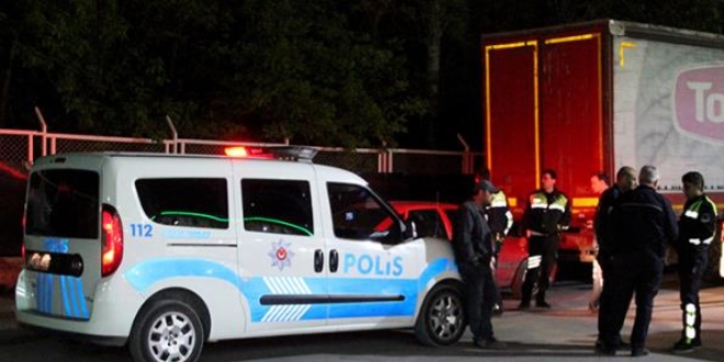 Alkollü sürücü uygulama yapan polise çarptı