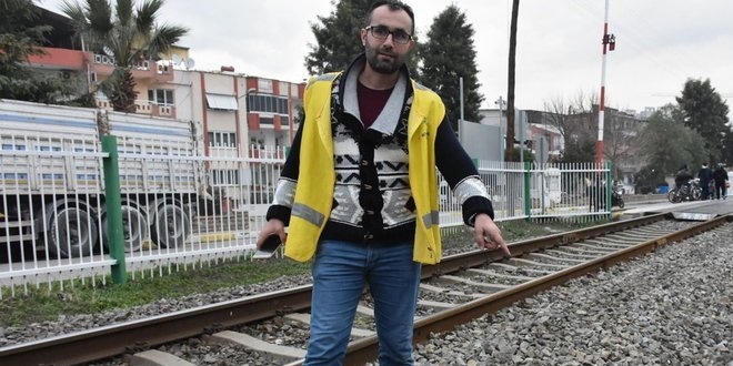 Geçit görevlisi, genç kızın intihar etmesine engel oldu