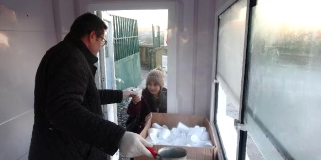 lkokul rencilere her sabah scak orba datyor