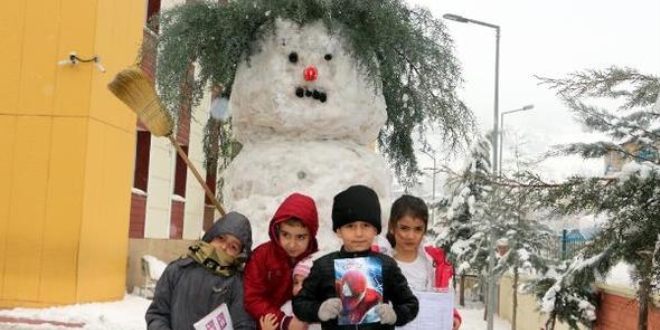 Okul mdrnden rencilere 'kardan adam' srprizi