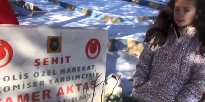 İlk karnesini şehit babasının mezarına götürdü