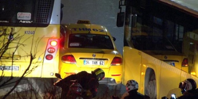 İki otobüs bir taksi yolda sıkıştı