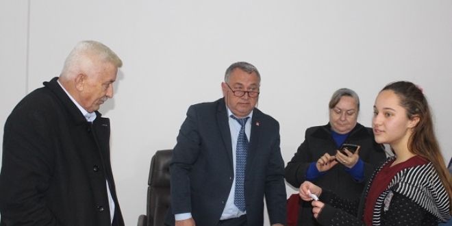 Adayların sırasını sokaktan geçen genç kız belirledi