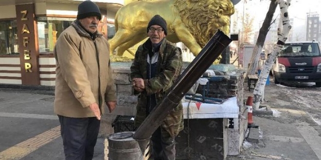 Kars eksi 26'yı gördü: Vatandaş caddeye soba kurup yaktı