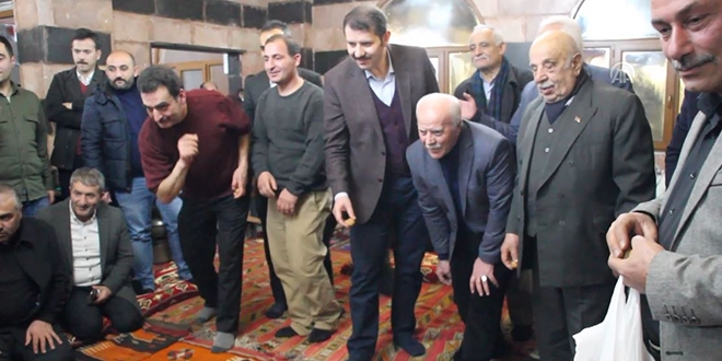 Sivas Valisi, köy odasında ceviz oyunu oynadı