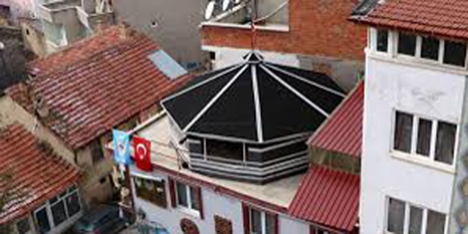 İki katlı binanın çatısına otağ kuruldu