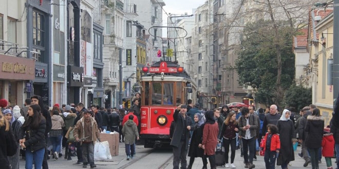 İstiklal Caddesi'nden insan seli aktı