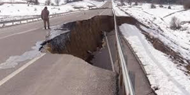 Ktahya'da Emet-Tavanl yolu kt