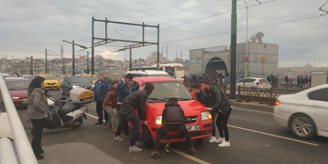 Galata Köprüsü'nde bozulan otomobili elleriyle çektiler