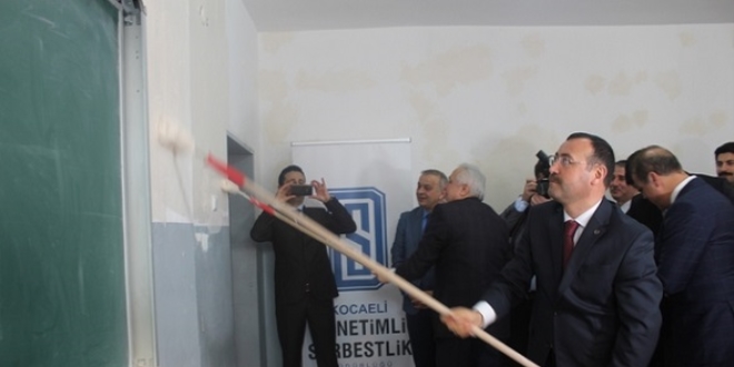 Kollarını sıvayan Başsavcısı, yükümlüler ile okul boyadı