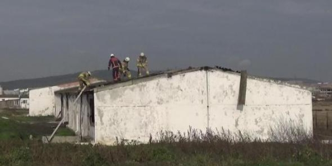 Yangına müdahale eden itfaiyeci çatıdan düştü