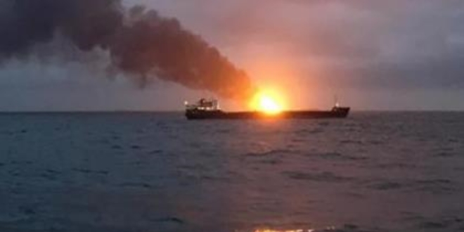 Ker Boaz'nda 2 gemi alev ald: 10 l