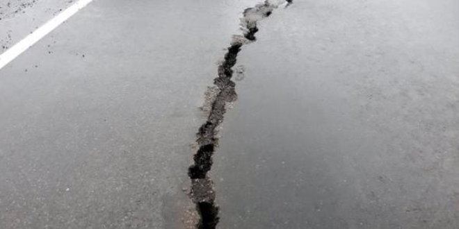 Isparta- Antalya Karayolu ortasnda yark olutu