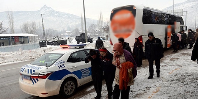 Kırılan camı naylonla kapattı... Yolcular şoförü ihbar etti