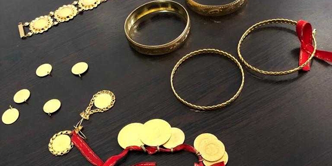 Yerde bulduğu altınları emniyete teslim etti