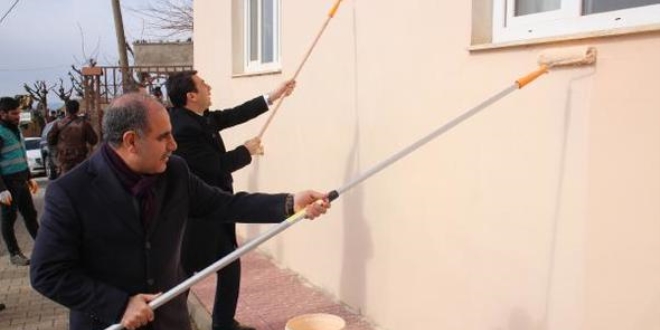 Şırnak'ta protokol üyeleri okulda boya yaptı