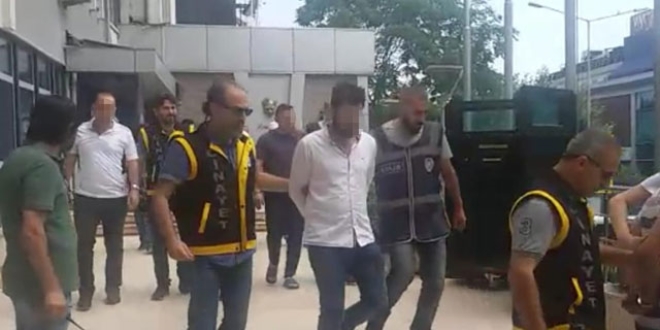 Adliyedeki kavgayı polis, biber gazı sıkarak ayırabildi