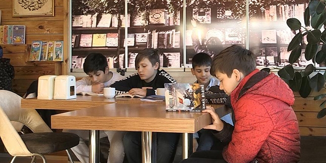 Bu kafede her şeyin 'ücreti' kitap okumak
