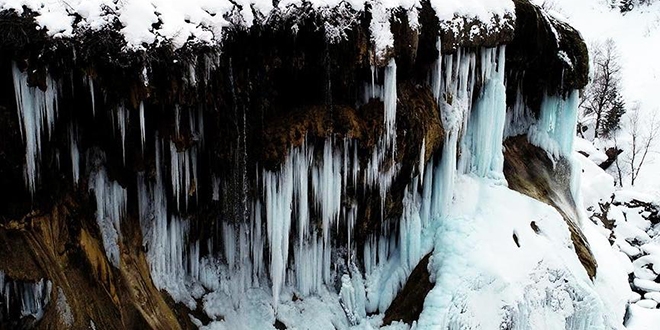 Dipsiz Göl Şelalesi'nde 'turkuaz' buz sarkıtları oluştu