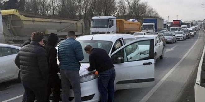 Zincirleme kazanın üzerine kavga çıktı! Araçlar kuyruk oluşturdu