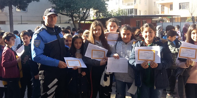 Antalya polisi, karne alan öğrencileri yalnız bırakmadı