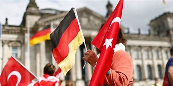 Almanya'ya iltica için 10 bin Türk başvurdu