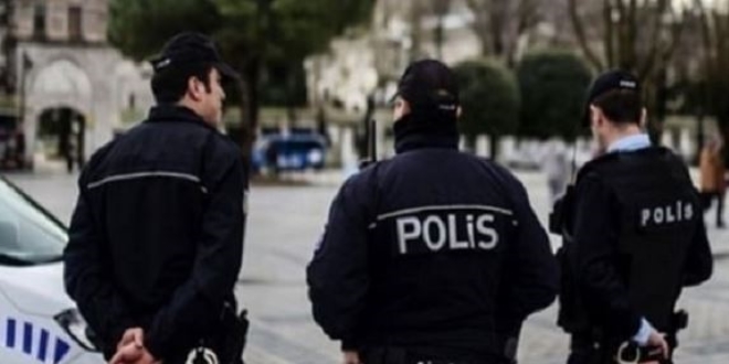 Bursa'da sank yaknlar iki polis memurunu darbetti