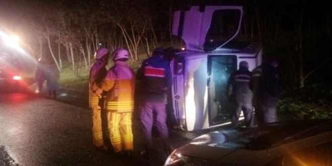 Mültecileri taşıyan minibüs TEM otoyolunda devrildi