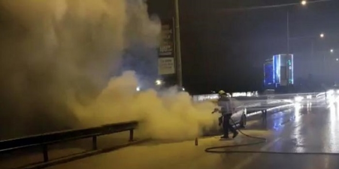 Seyir halindeki otomobil alev alev yandı