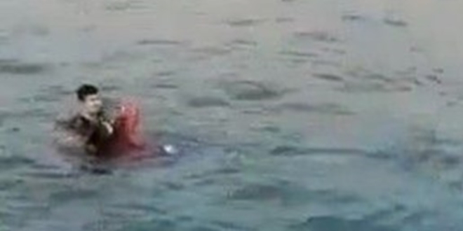 Denize düşen genç kızı polis böyle kurtardı