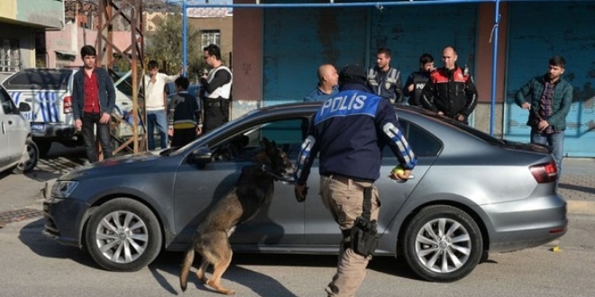 Adana'da narkotik ekipleri, iki mahalleyi abluka altna alarak herkesi arad