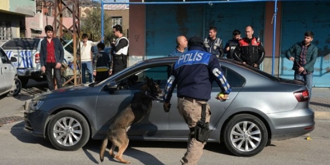 Adana'da narkotik ekipleri, iki mahalleyi abluka altına alarak herkesi aradı