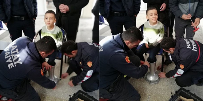 Ayağı darbukaya sıkışan çocuğu itfaiye kurtardı