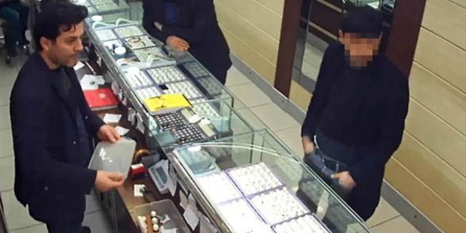 Kuyumcunun dikkatinden kaçmadı, hemen polisi aradı