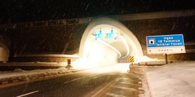 Ilgaz 15 Temmuz İstiklal Tüneli mevkiinde kar yağışı etkili oluyor