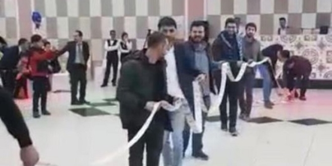 Damada takılan para 10 metreyi geçti, 12 kişi taşıdı