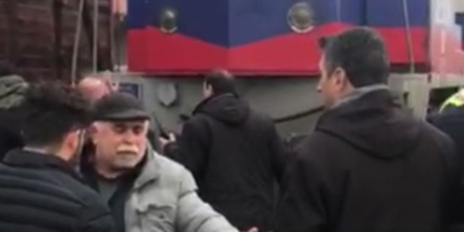 Bilet bulamayınca trenin önünü kestiler