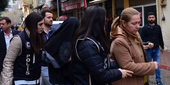 Eski emniyet müdürlerinin eşleri FETÖ'den tutuklandı