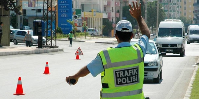Trafik polisleri srclere 4 gnde 475 bin 491 TL para cezas kesti