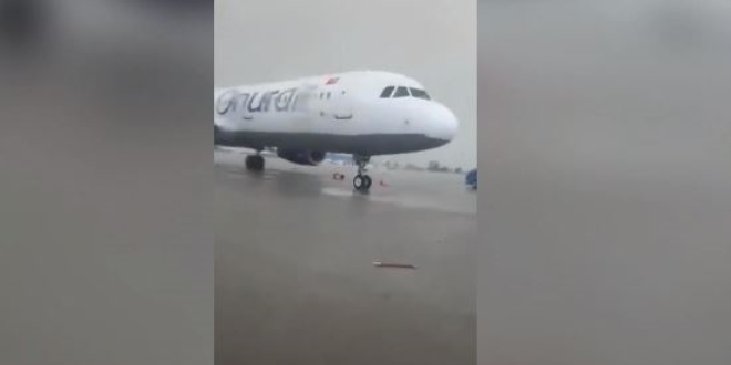Antalya'da hortum aprondaki uçakları yamulttu