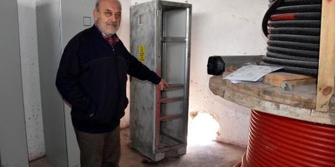 Duvarı delip 150 bin liralık bakır kablo çaldılar