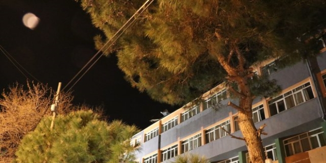 Denizli'de rüzgar nedeniyle okulun çatısı zarar gördü