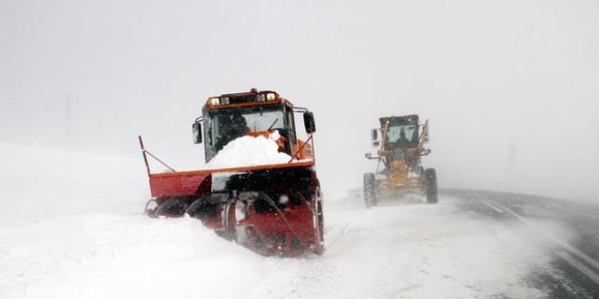 Ardahan'da kar ve tipi, ulaşımı aksattı