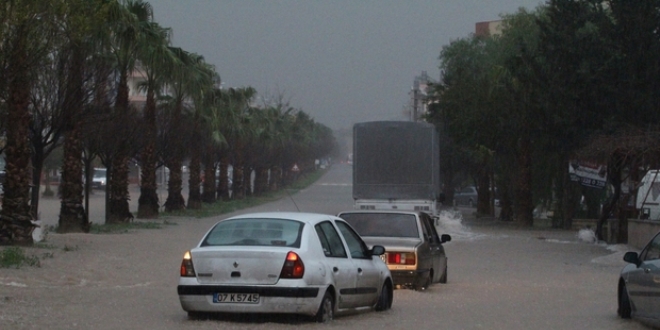 Antalya'da iddetli ya ve frtna etkili oluyor