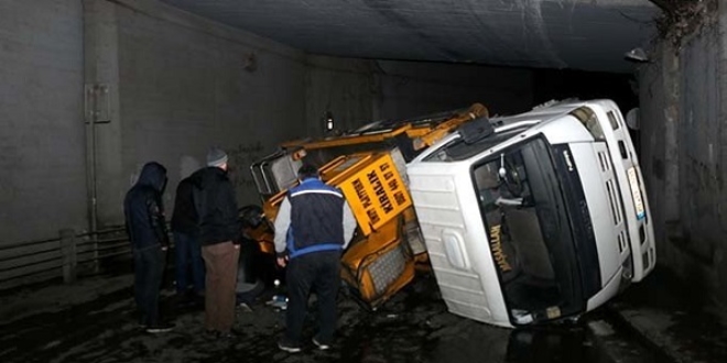 Beyoğlu'nda vinç devrildi: 1 yaralı
