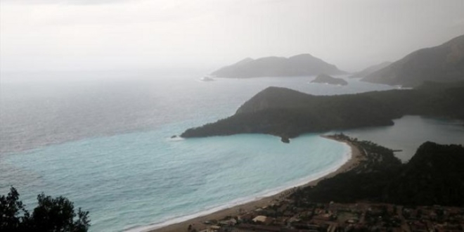 ldeniz turkuaz rengi ve dalgalaryla ilgi ekti