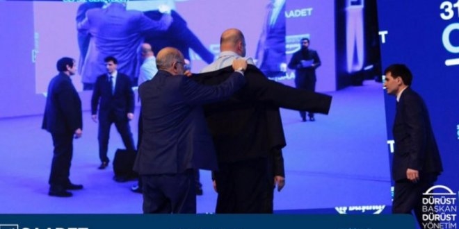 Karamollaolu, adaylara 'cepsiz ceket' giydirdi