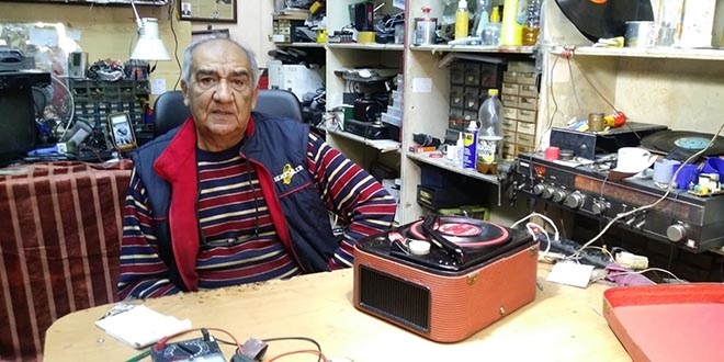 55 yıldır gramofon, radyo ve plaklara hayat veriyor