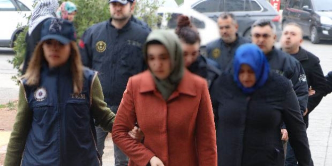 Polis, FETÖ tutuklusunun eşini takibe aldı, 11 kişiyi yakaladı